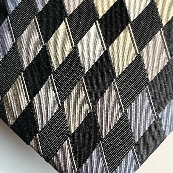 Kenneth Cole Reaction Silk Geometric Tie ✝️ - Picture 2 of 14